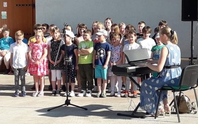 NA ZBOROVSKI BUM TUDI PEVCI OŠ IVANA KAVČIČA IN PODRUŽNIČNE ŠOLE MLINŠE